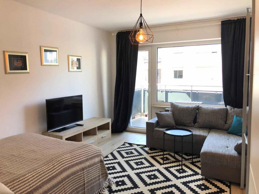 Bright double bedroom with terrace in a 3-bedroom apartment in Dornbusch - Frankfurt am Main - chambre - ImmoJeune