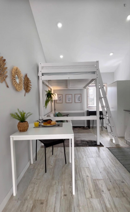 Inviting studio in Ajuda