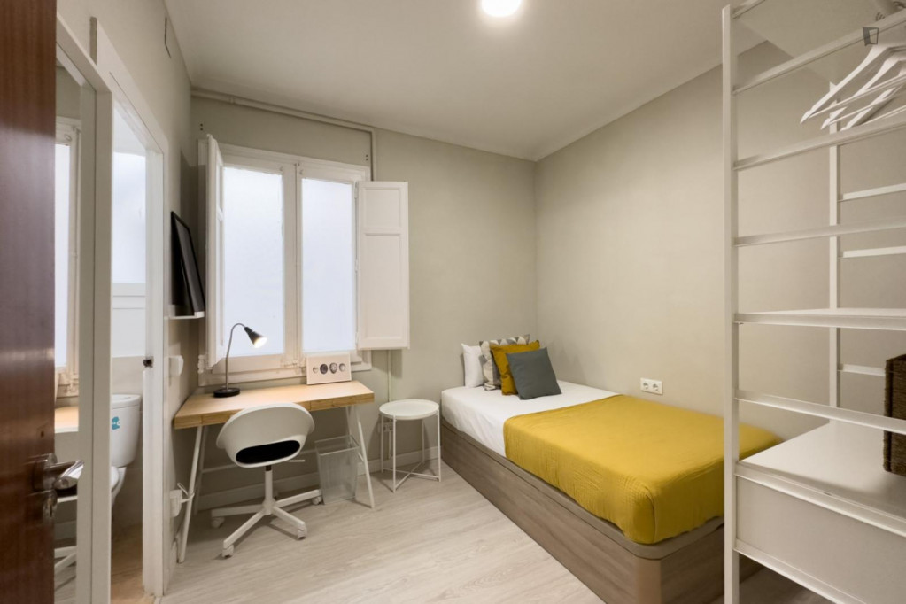 Cosy single ensuite bedroom next to Sants Estació metro station - Barcelone - chambre - ImmoJeune