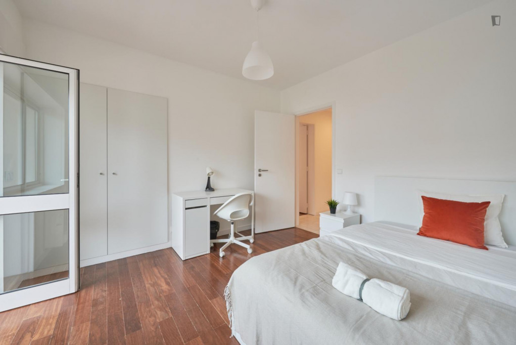 Snug single bedroom with balcony in Entrecampos