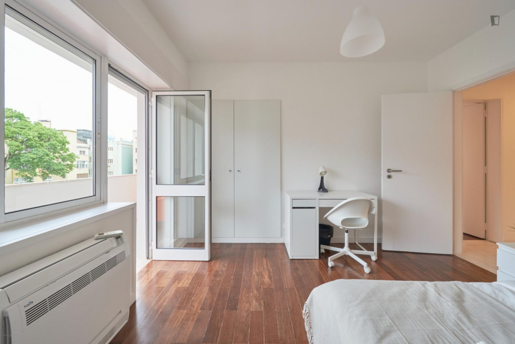 Snug single bedroom with balcony in Entrecampos