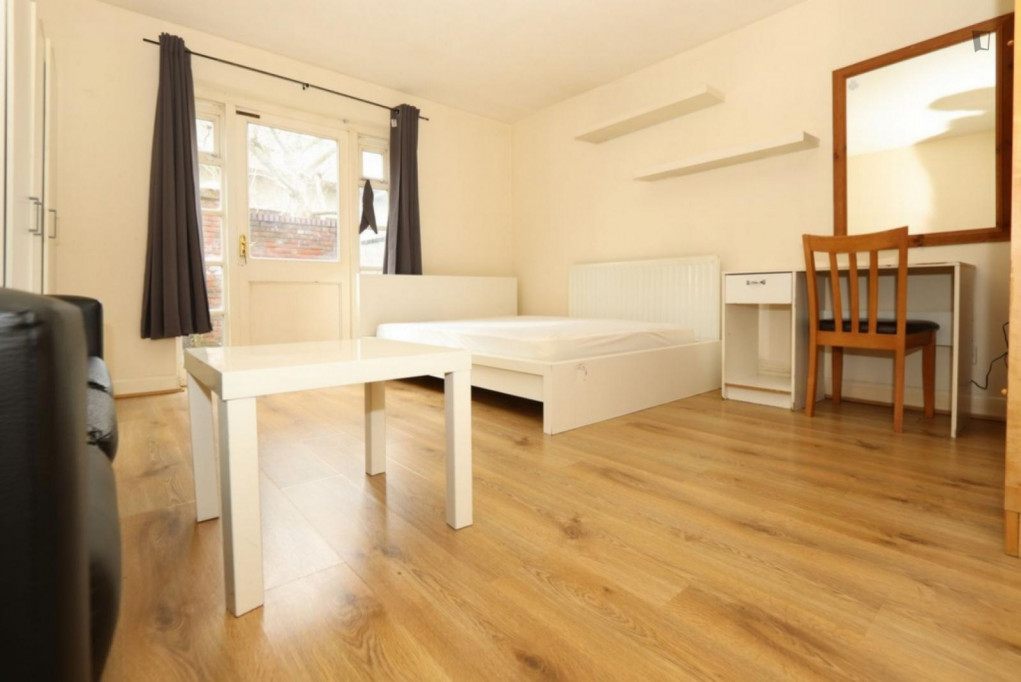 Large double bedroom in Poplar - London - chambre - ImmoJeune