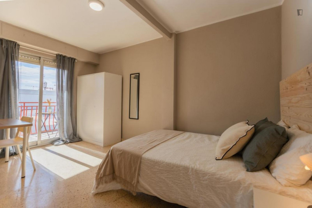 Delightful double bedroom with balcony in Benimaclet