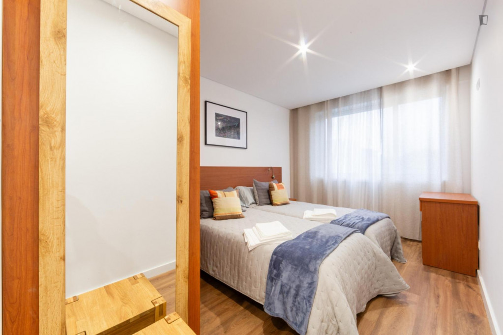 Welcoming twin ensuite bedroom close to Parque Maia Station