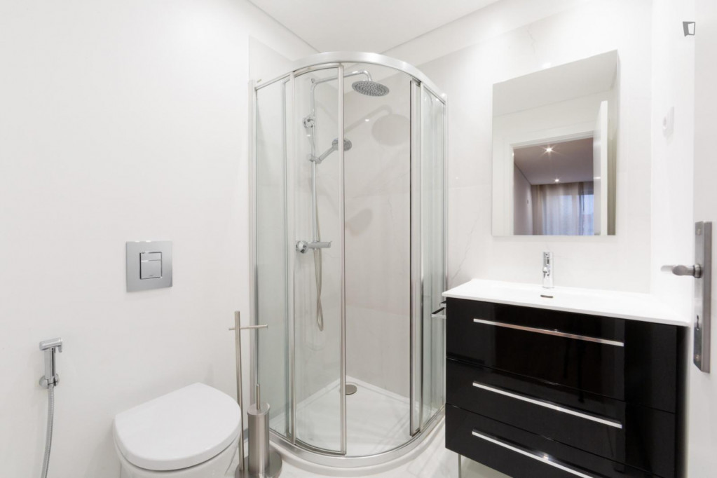 Welcoming twin ensuite bedroom close to Parque Maia Station