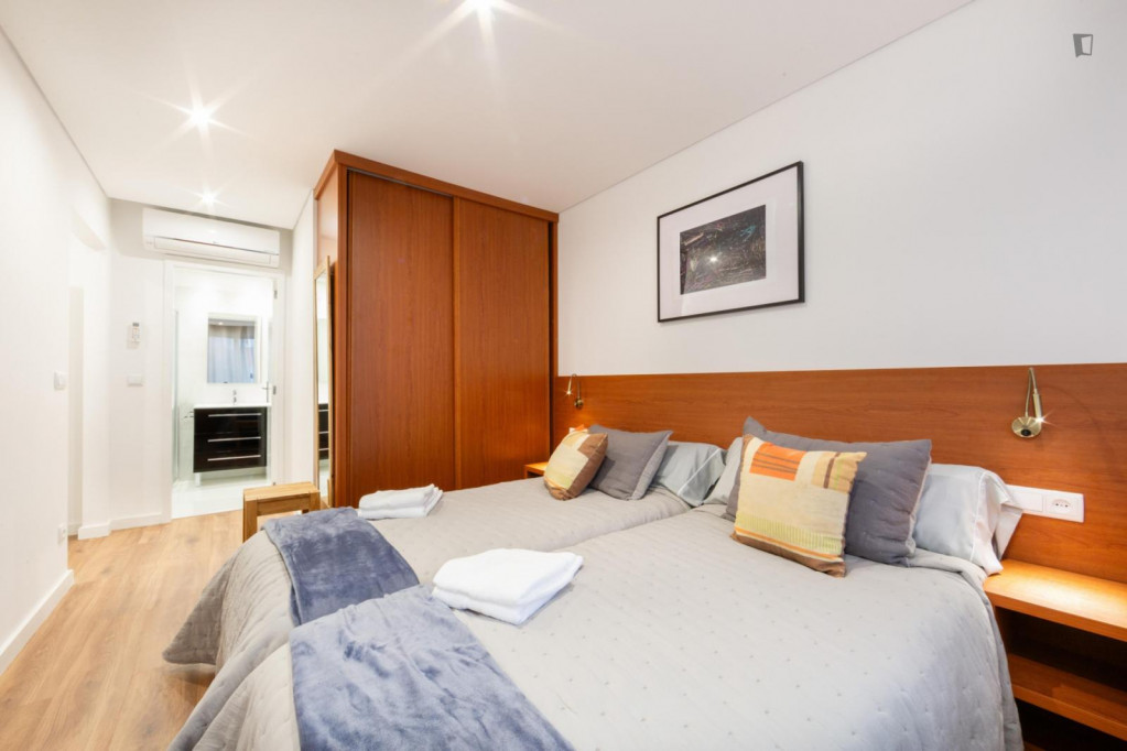 Welcoming twin ensuite bedroom close to Parque Maia Station