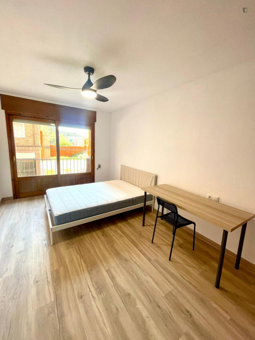 Spacious double bedroom in Alicante next to Marq-Castillo metro station - Alicante - chambre - ImmoJeune