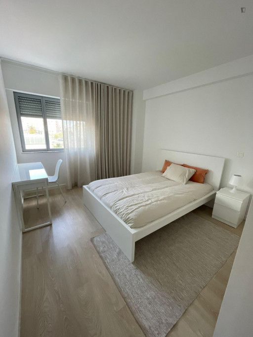 Impressive double ensuite bedroom in Lumiar