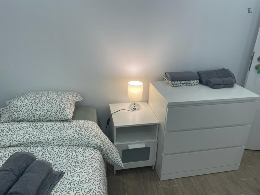 Pleasant single bedroom not too far from Moscavide metro station - Lisbonne - chambre - ImmoJeune