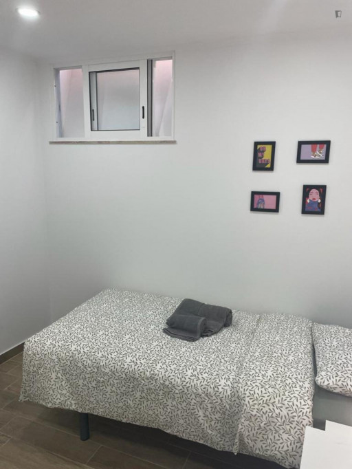 Comfy single bedroom in a 8-bedroom flat - Lisbonne - chambre - ImmoJeune