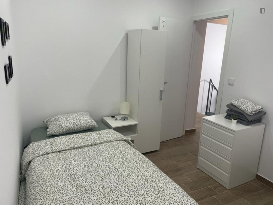 Cool single bedroom close to Moscavide train station - Lisbonne - chambre - ImmoJeune