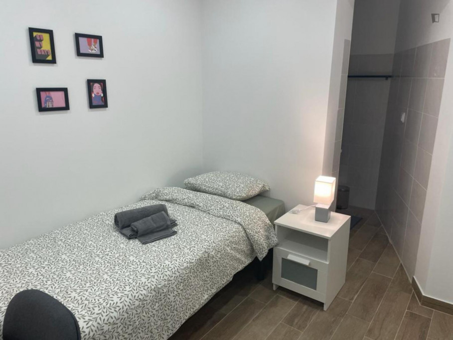 Bright single ensuite bedroom next to Escola Superior de Tecnologia - Lisbonne - chambre - ImmoJeune