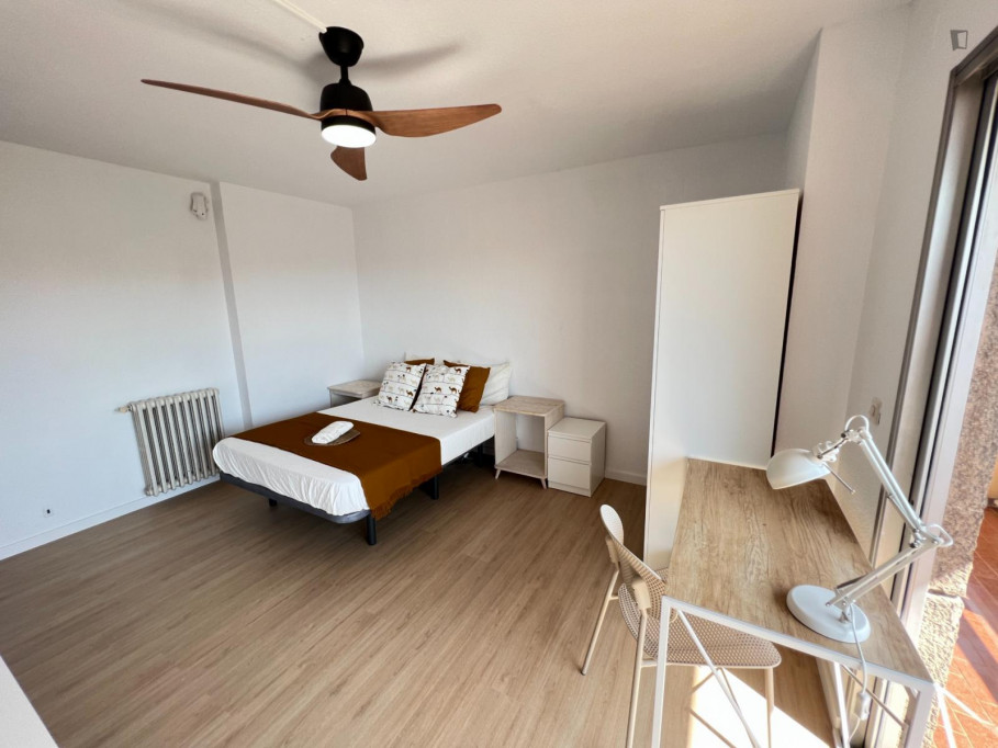 Cool double bedroom with balcony in proximity to the University of Valencia