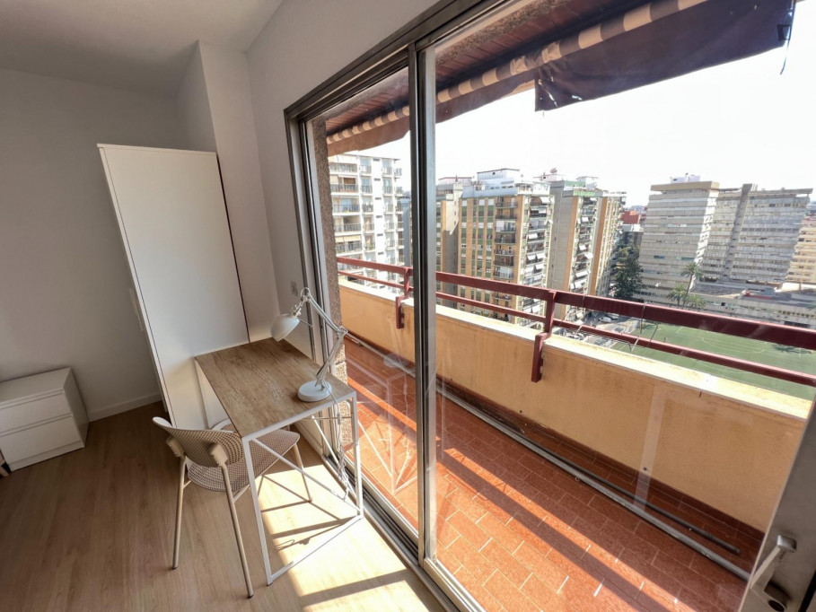 Cool double bedroom with balcony in proximity to the University of Valencia