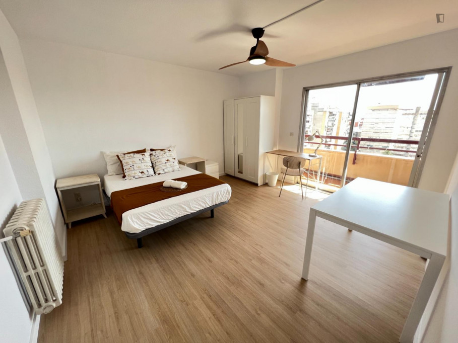 Cool double bedroom with balcony in proximity to the University of Valencia