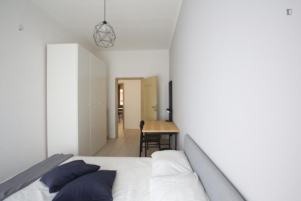 Bright double bedroom close to Parco XXII Aprile