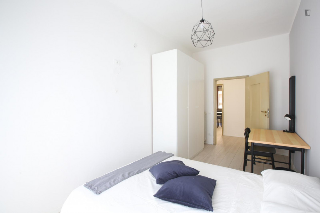 Bright double bedroom close to Parco XXII Aprile