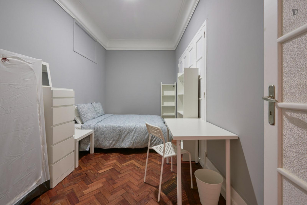Comfy double bedroom not far from Campo Pequeno metro station - Lisbonne - chambre - ImmoJeune