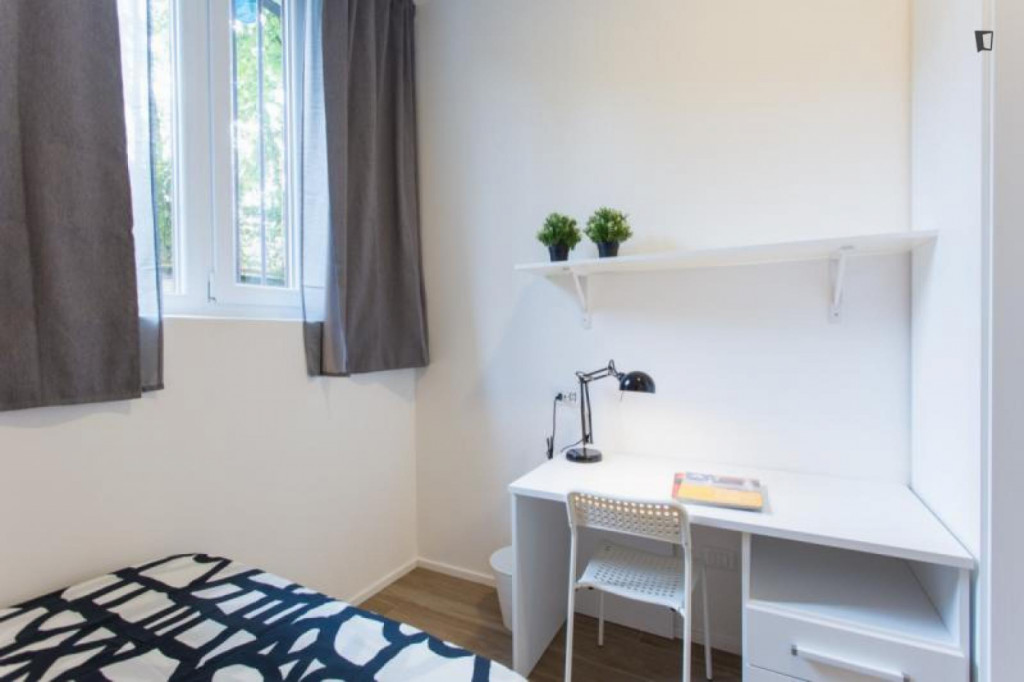 Neat single bedroom in a 6-bedroom flat in Ortica - Milan - chambre - ImmoJeune