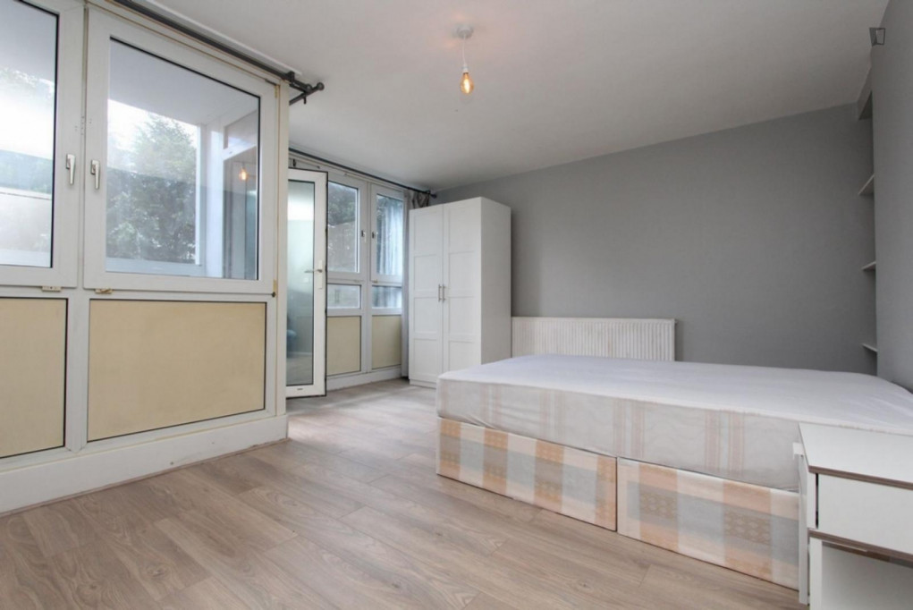 Large double bedroom with a balcony, in Poplar - London - chambre - ImmoJeune