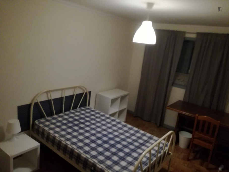 Comfy Single Bedroom close to Faculty of Medicine, University of Coimbra - Coimbra - chambre - ImmoJeune