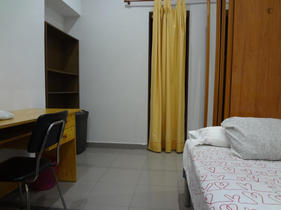 Ensuite single bedroom in 5-bedroom apartment - Madrid - chambre - ImmoJeune