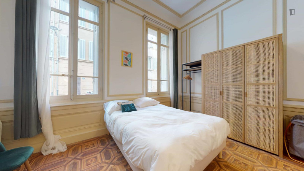 Snug double ensuite bedroom close to Saint-Charles train station