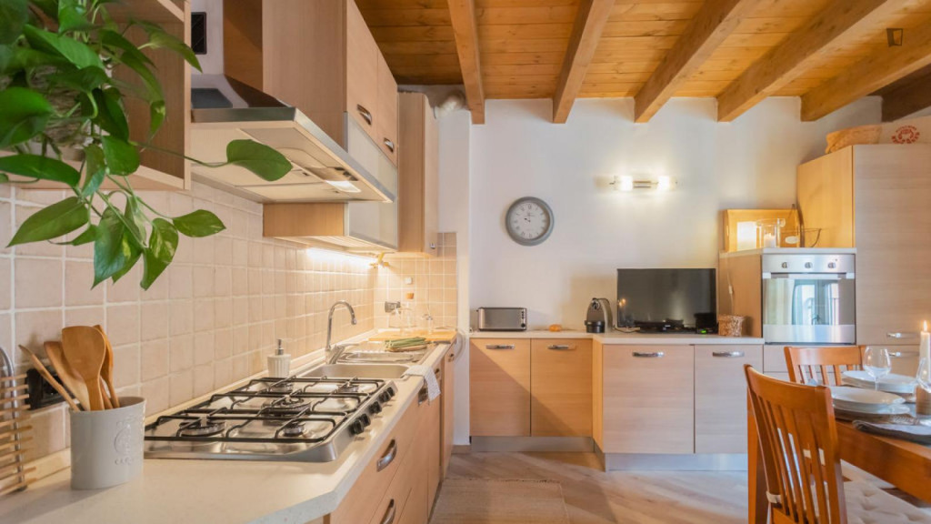 Bright 2-bedroom apartment close to Como Lago train station