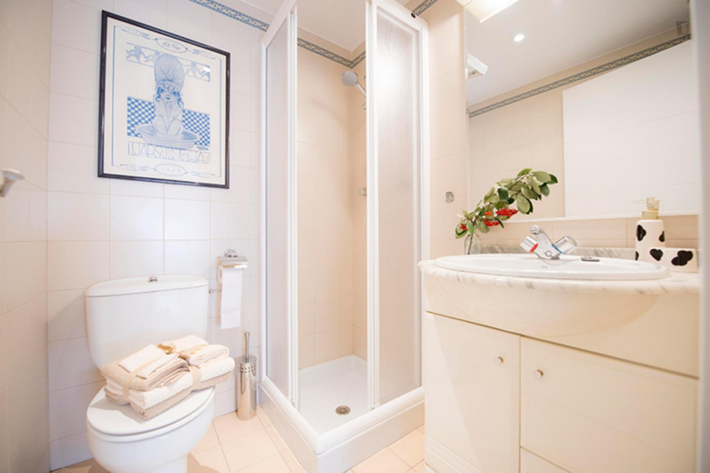 Cute single bedroom in a 3 bedroom apartment close to Europa parkea