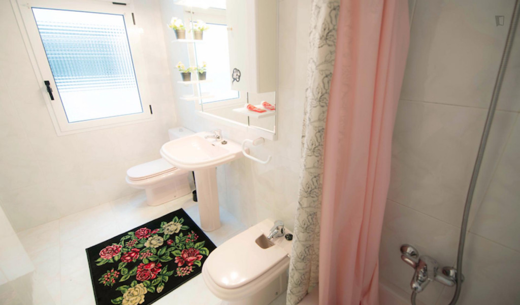 Graceful twin bedroom in a very nice apartment, in Uribarri