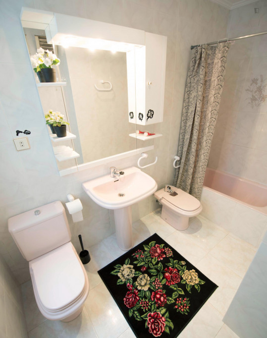 Alluring twin bedroom in a gorgeous flat, in Uribarri