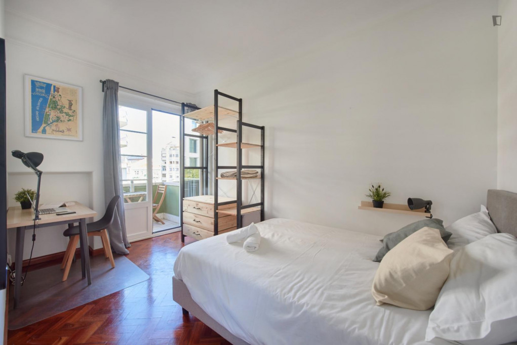 S3 R1 - Large double bedroom with a balcony, near the Saldanha metro - Lisbonne - chambre - ImmoJeune