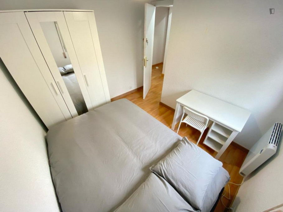 Great looking single bedroom in a property with balcony - Madrid - chambre - ImmoJeune