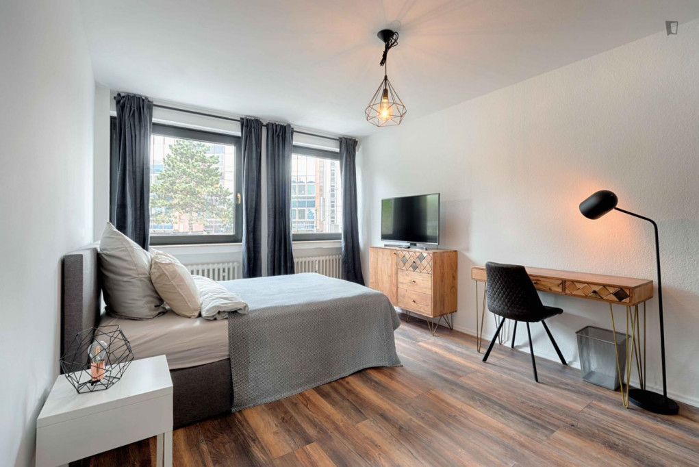 Cool double bedroom in a 6-bedroom apartment in Pantaleons-Viertel - Cologne - chambre - ImmoJeune