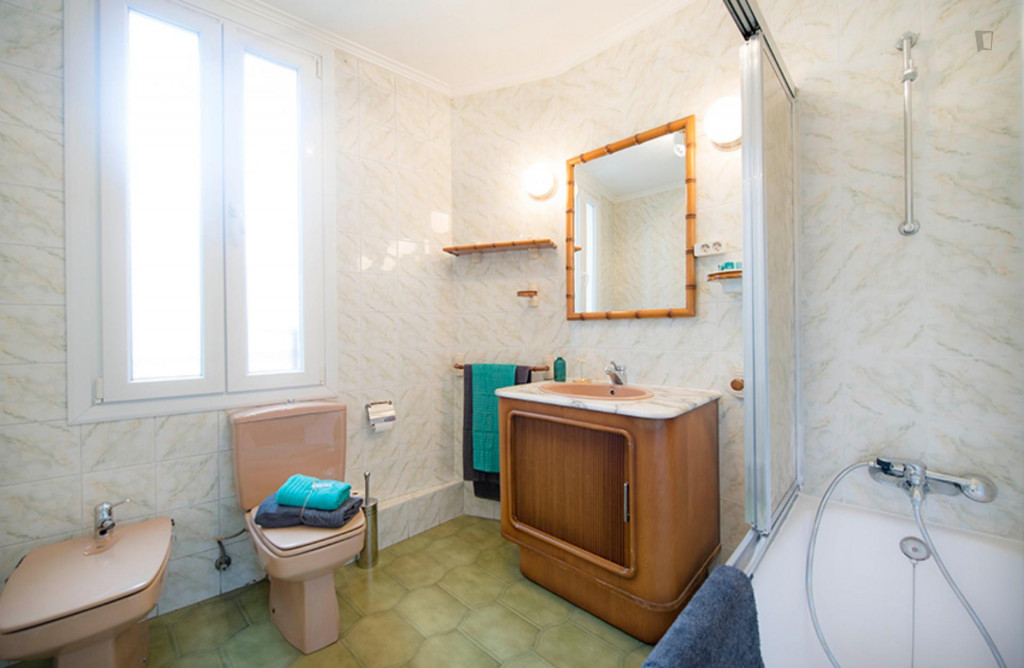 Appealing double bedroom in a student flat, in the centre of Bilbao