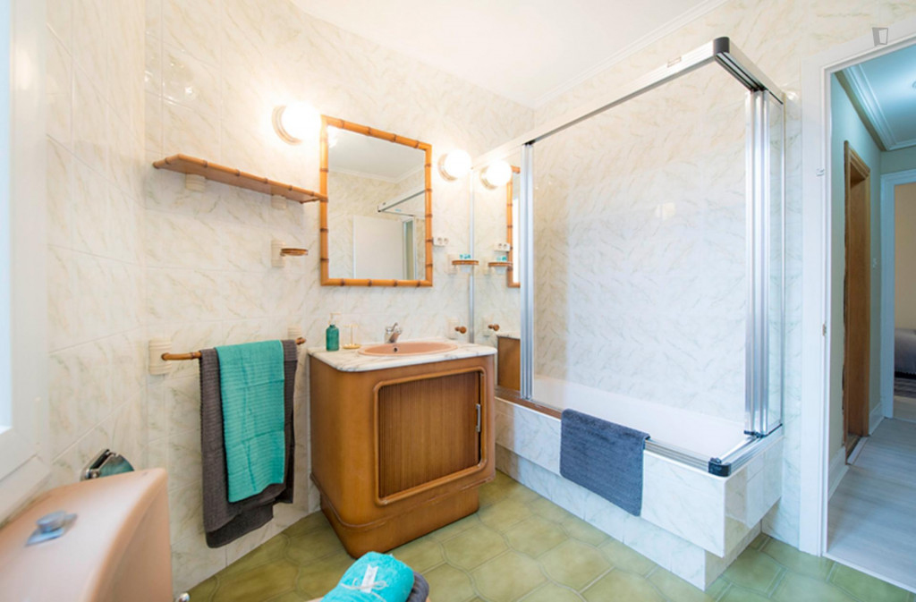 Appealing double bedroom in a student flat, in the centre of Bilbao