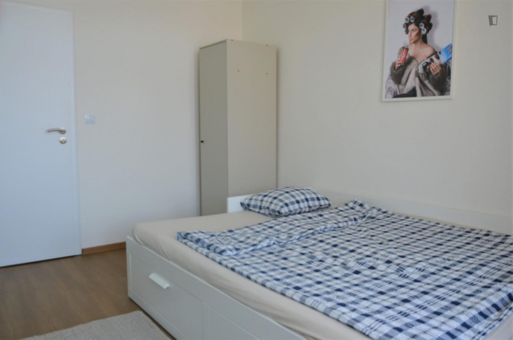 Luminous double bedroom in a 5-bedroom apartment close to I.P. Pavlova metro station