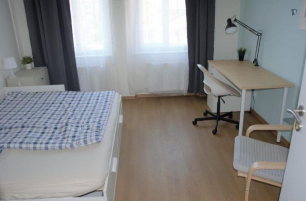Luminous double bedroom in a 5-bedroom apartment close to I.P. Pavlova metro station
