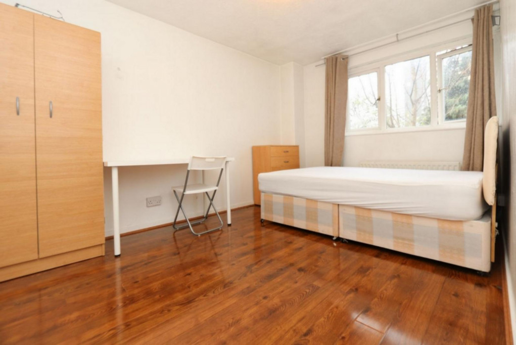 Snug double bedroom very close to Stratford Shopping Centre - London - chambre - ImmoJeune