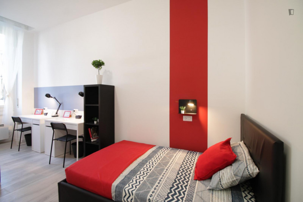 Bed in a welcoming twin bedroom, in La Fontana - Milan - chambre - ImmoJeune