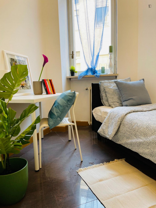 Appealing single bedroom in a property with balcony - Milan - chambre - ImmoJeune