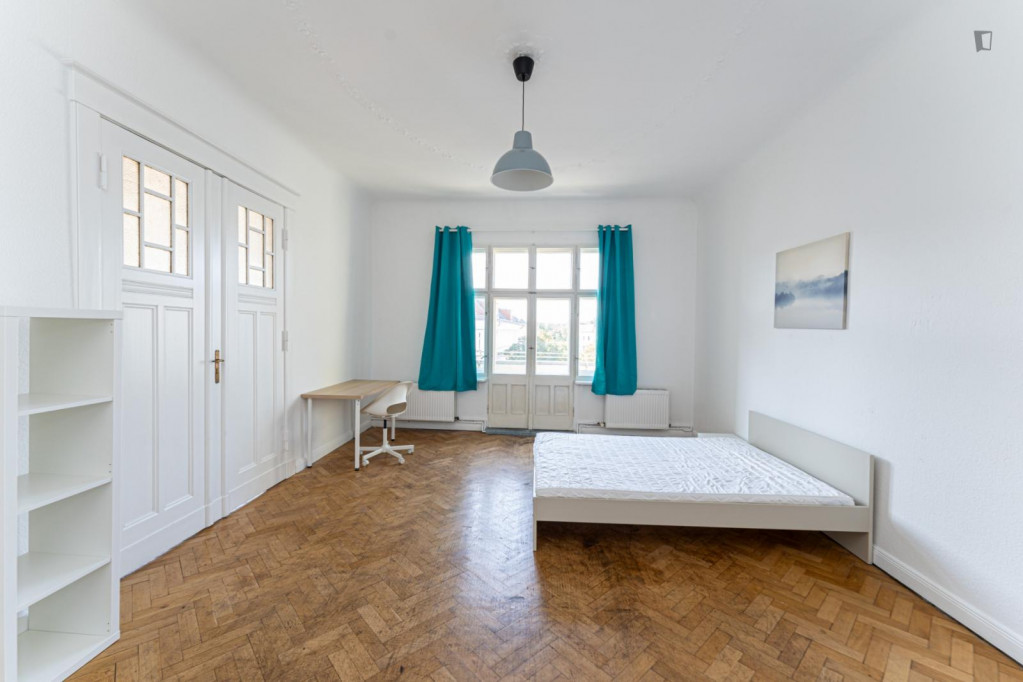 Modern double bedroom with a balcony, next to the Hasenheide park - Berlin - chambre - ImmoJeune