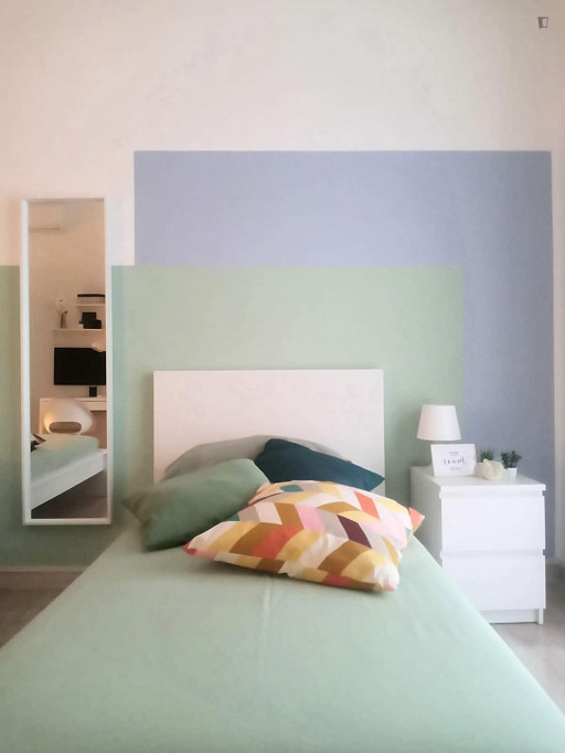 Bed in a bright twin bedroom, in Dergano - Milan - chambre - ImmoJeune