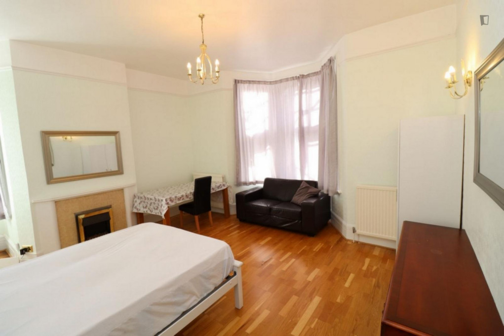 Large double bedroom close to Finchley Road & Frognal Overground - London - chambre - ImmoJeune