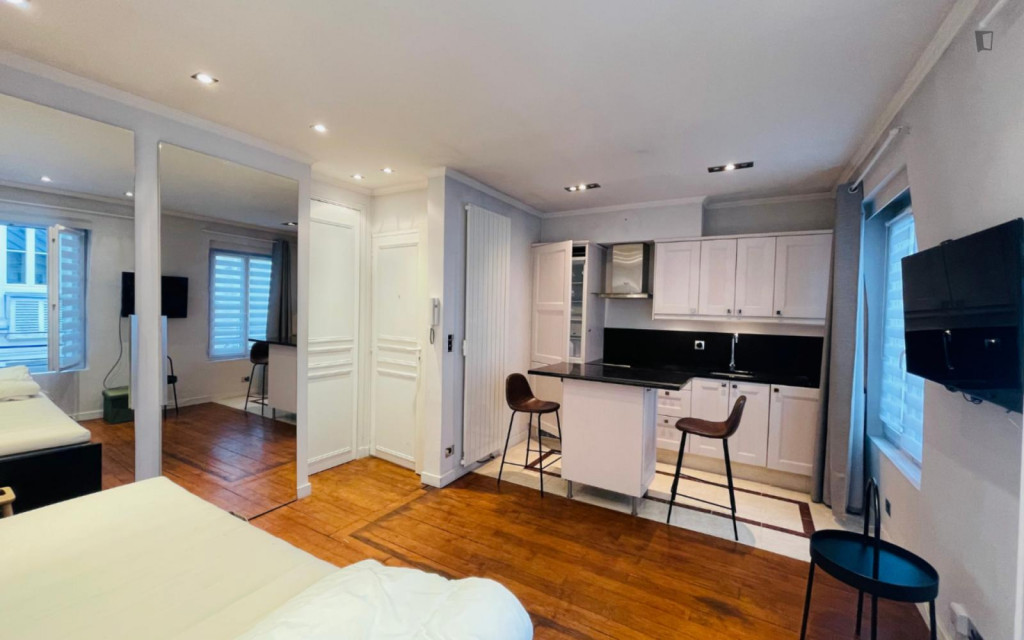 Practical studio near Rue de la Pompe metro station