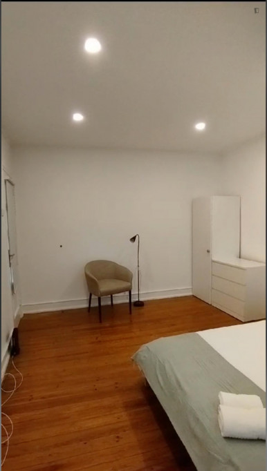 Lovely double bedroom in Algés neighbourhood