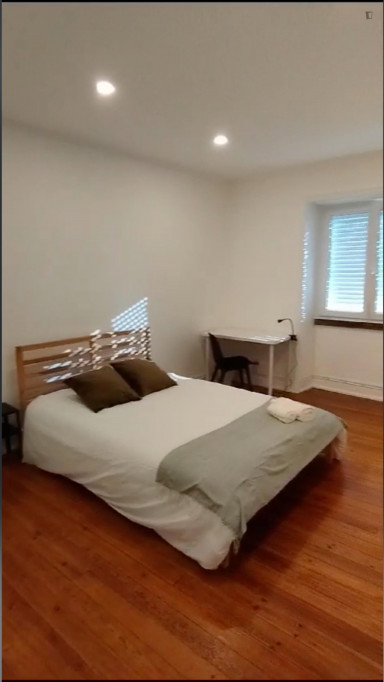 Lovely double bedroom in Algés neighbourhood