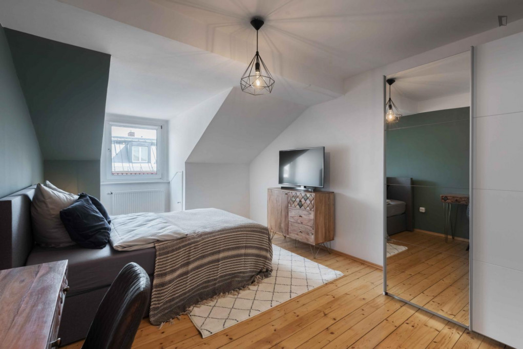 Ample double bedroom in a 3-bedroom apartment in Glockenbachviertel - Munich - chambre - ImmoJeune