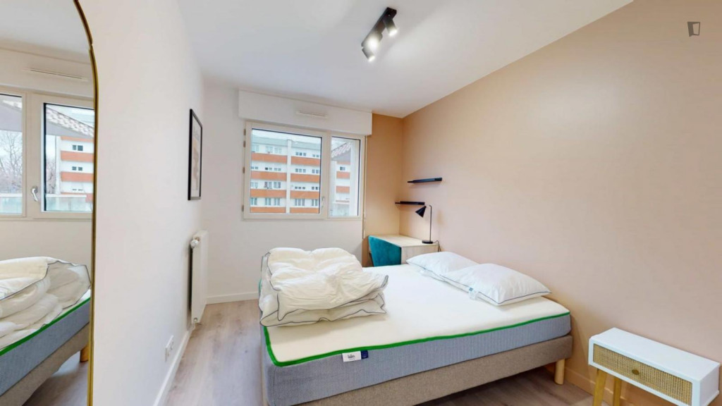 Comfy double bedroom close to Pont de Bezons