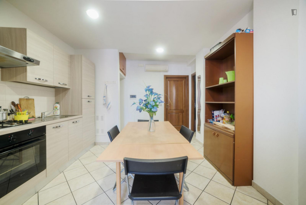 Comfortable twin bedroom in 4-bedroom apartment